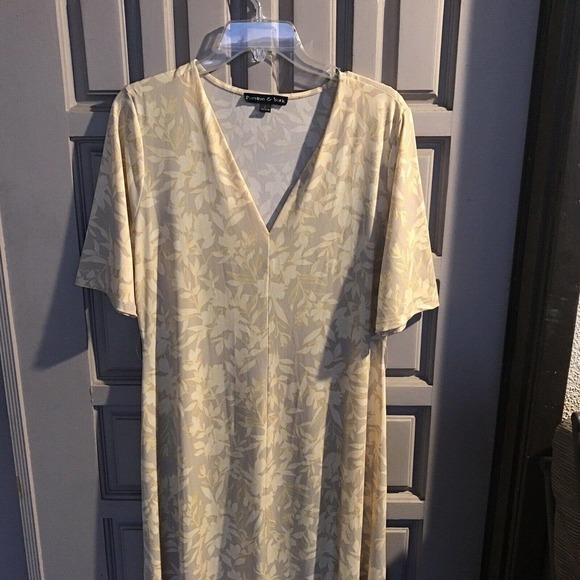 Preston & York Maxi Dress SzL Silky Lt Yellow Short Sleeves Flare Skirt V Neck - Picture 6 of 8